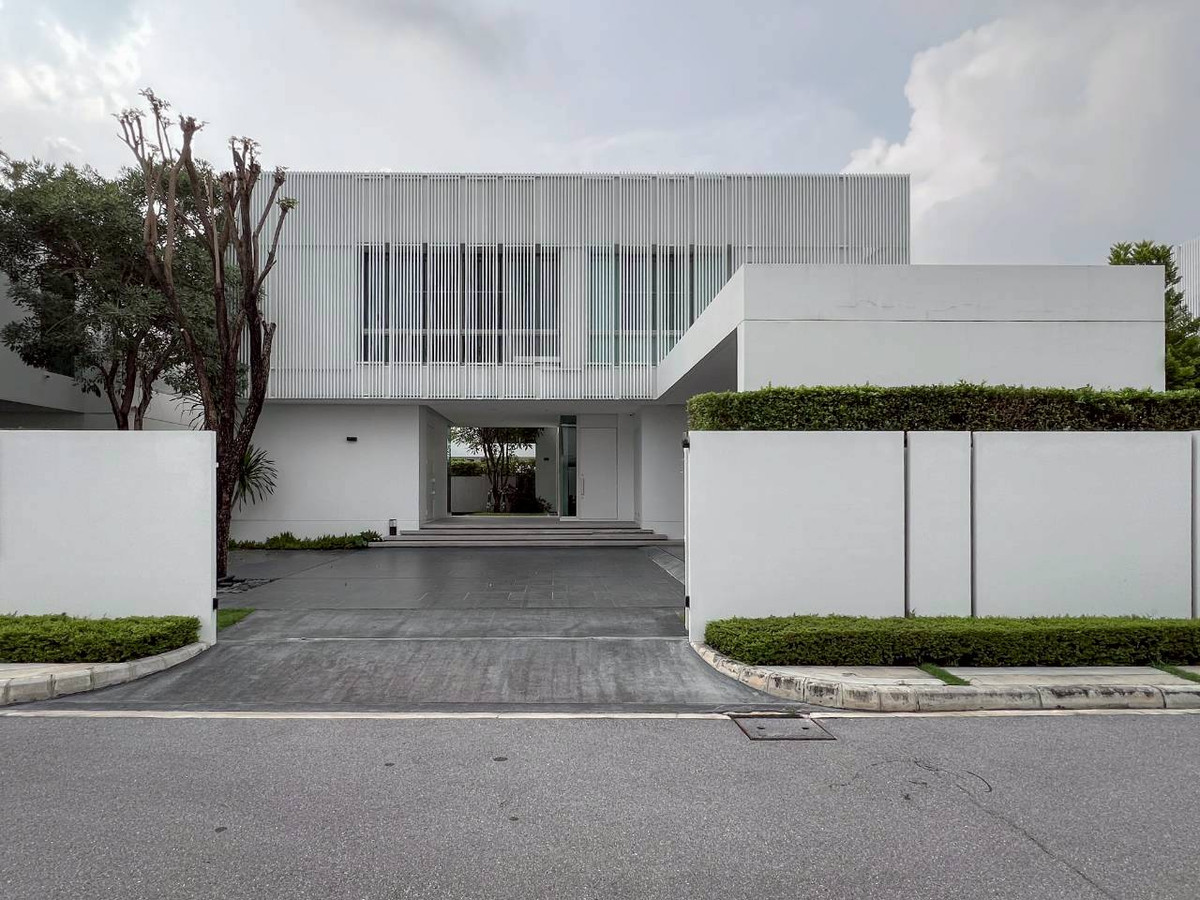 ขายบ้านบางนา แบริ่ง ลาซาล : บ้านสวย บรรยากาศดี เดินทางสะดวก 