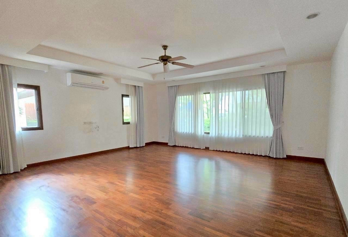 HouseChaengwatana, Muangthong : 📢👇 Newly renovated luxury home with a private pool, located in a quiet and leafy compound just minutes from ISB. Perfect for families seeking comfort, privacy, and convenient access to international schools.