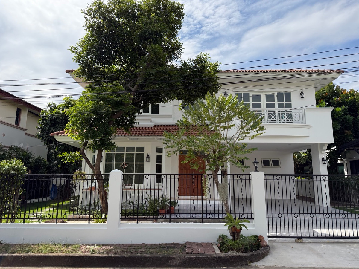 For SaleHouseKasetsart, Ratchayothin : Nantawan Watcharaphon - Phahonyothin ✨ Newly renovated entire house, white, clean, luxurious, ready to move in.