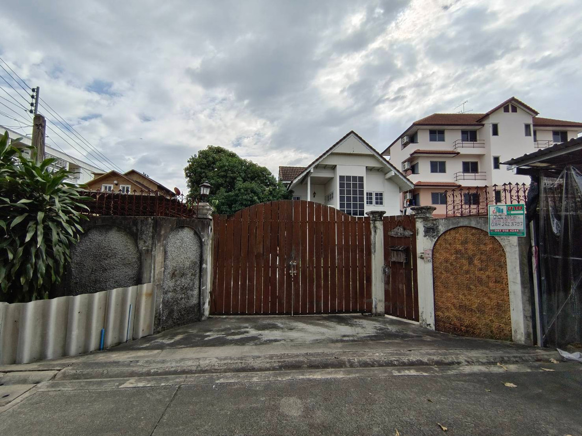 For SaleHouseRattanathibet, Sanambinna : 🏡 ขาย: บ้านเดี่ยวสองชั้น พร้อมออฟฟิศ และที่ดินเปล่า ทำเลทองในนนทบุรี!