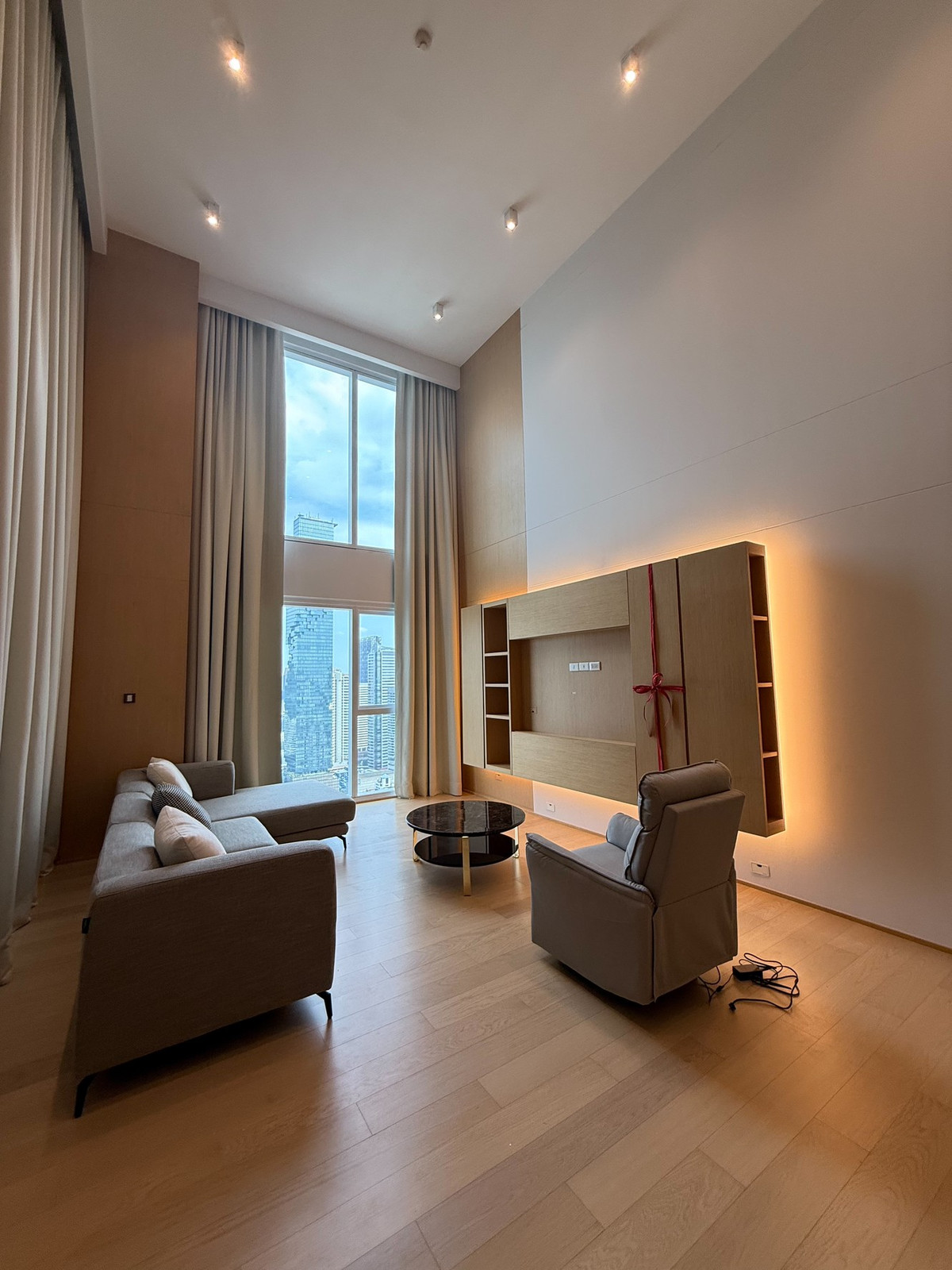 คอนโดสีลม ศาลาแดง บางรัก : 🌇 The Lofts Silom Duplex เพดานสูง Double Volume พร้อมแสงธรรมชาติสวยงาม