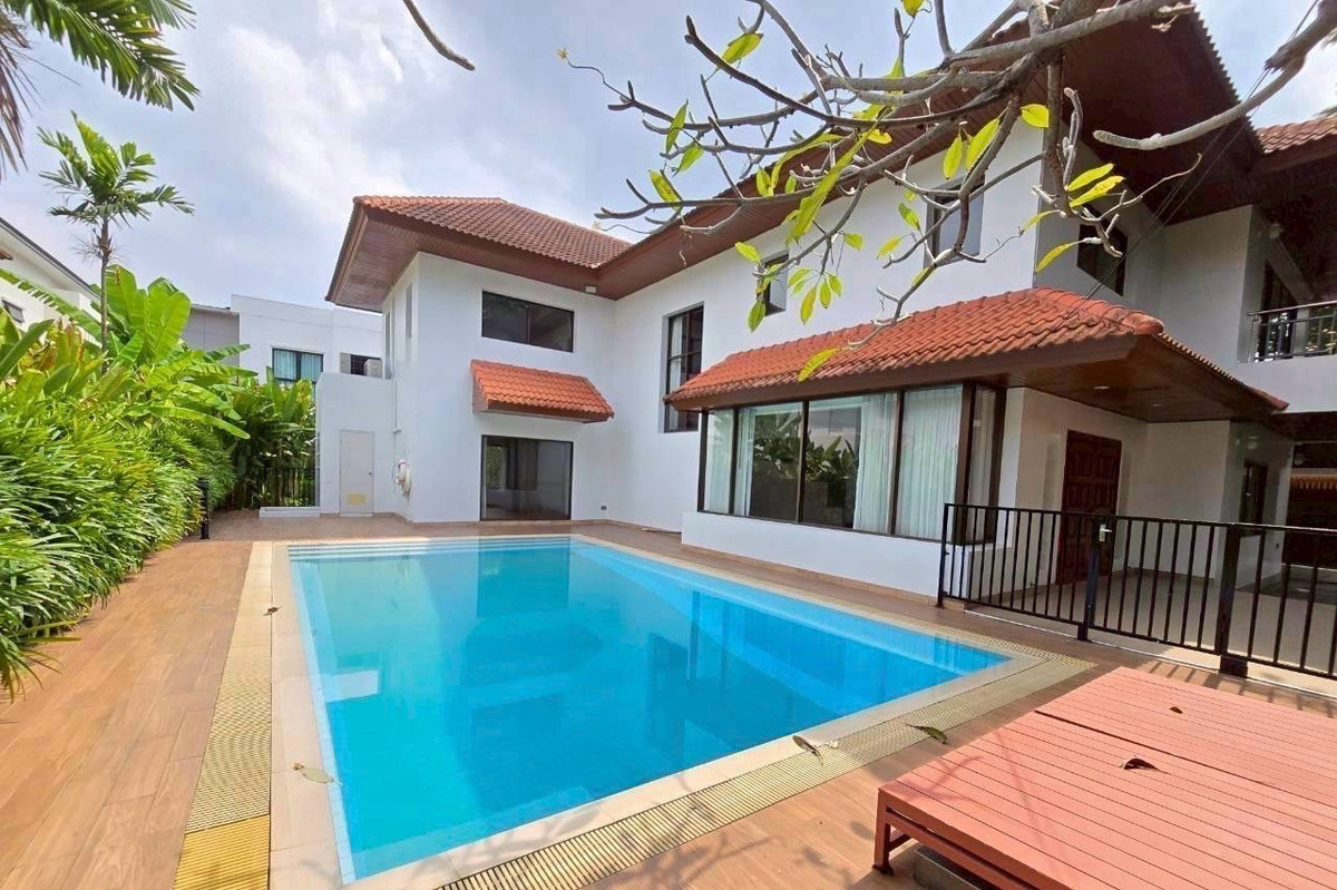 HouseChaengwatana, Muangthong : 📢👇 Newly renovated luxury home with a private pool, located in a quiet and leafy compound just minutes from ISB. Perfect for families seeking comfort, privacy, and convenient access to international schools.