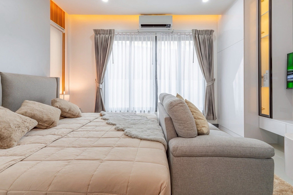 ขายพัทยา บางแสน ชลบุรี สัตหีบ : บ้านเดี่ยว ชั้นเดียว พร้อมสระว่ายน้ำ รวมเฟอร์นิเจอร์เครื่องใช้ไฟฟ้าแต่งครบ 