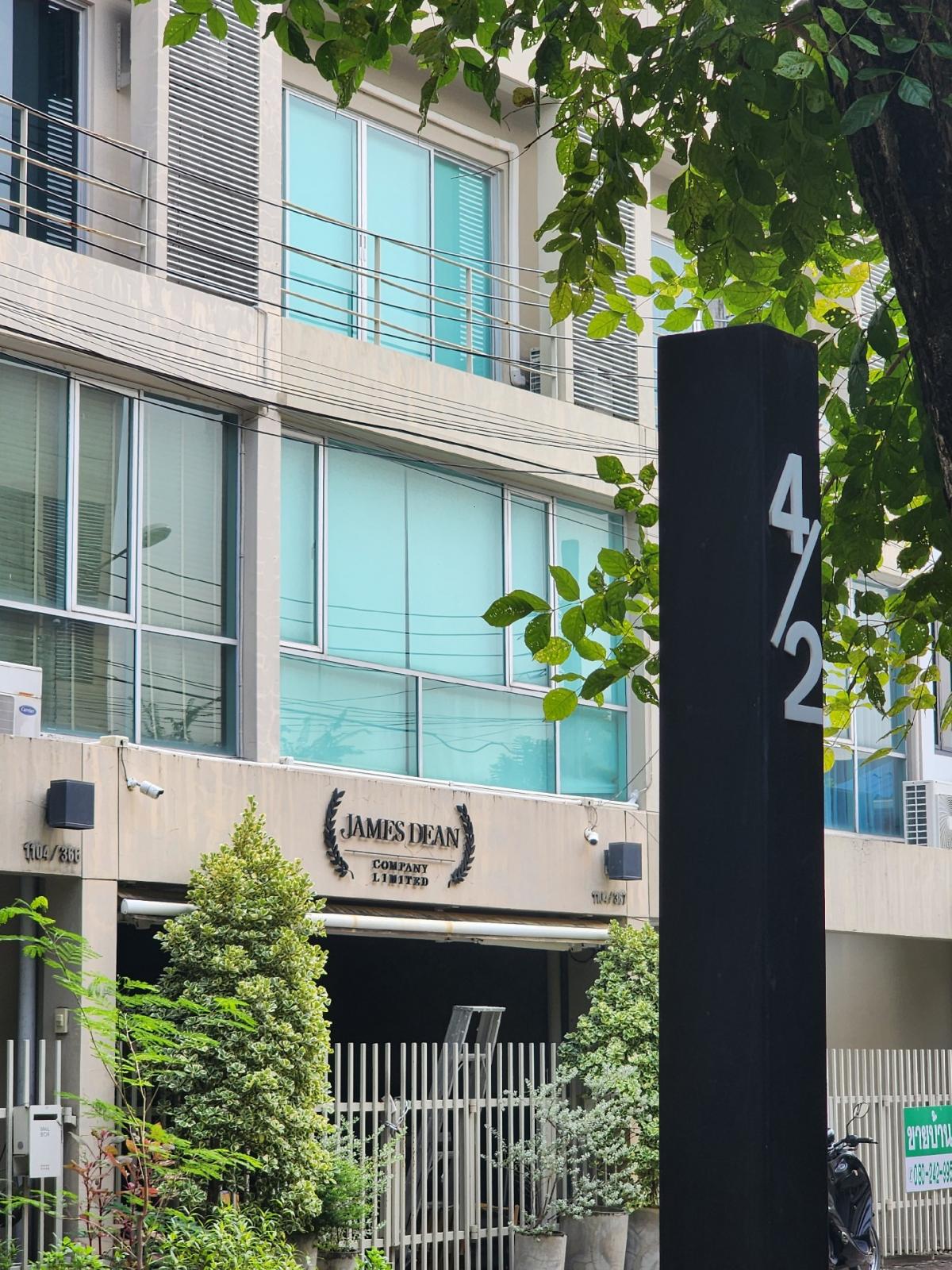 For SaleTownhomePattanakan, Srinakarin : 3-story townhome, Noble Cube, Phatthanakan, near Thonglor-expressway, private zone, suitable for office/residence.