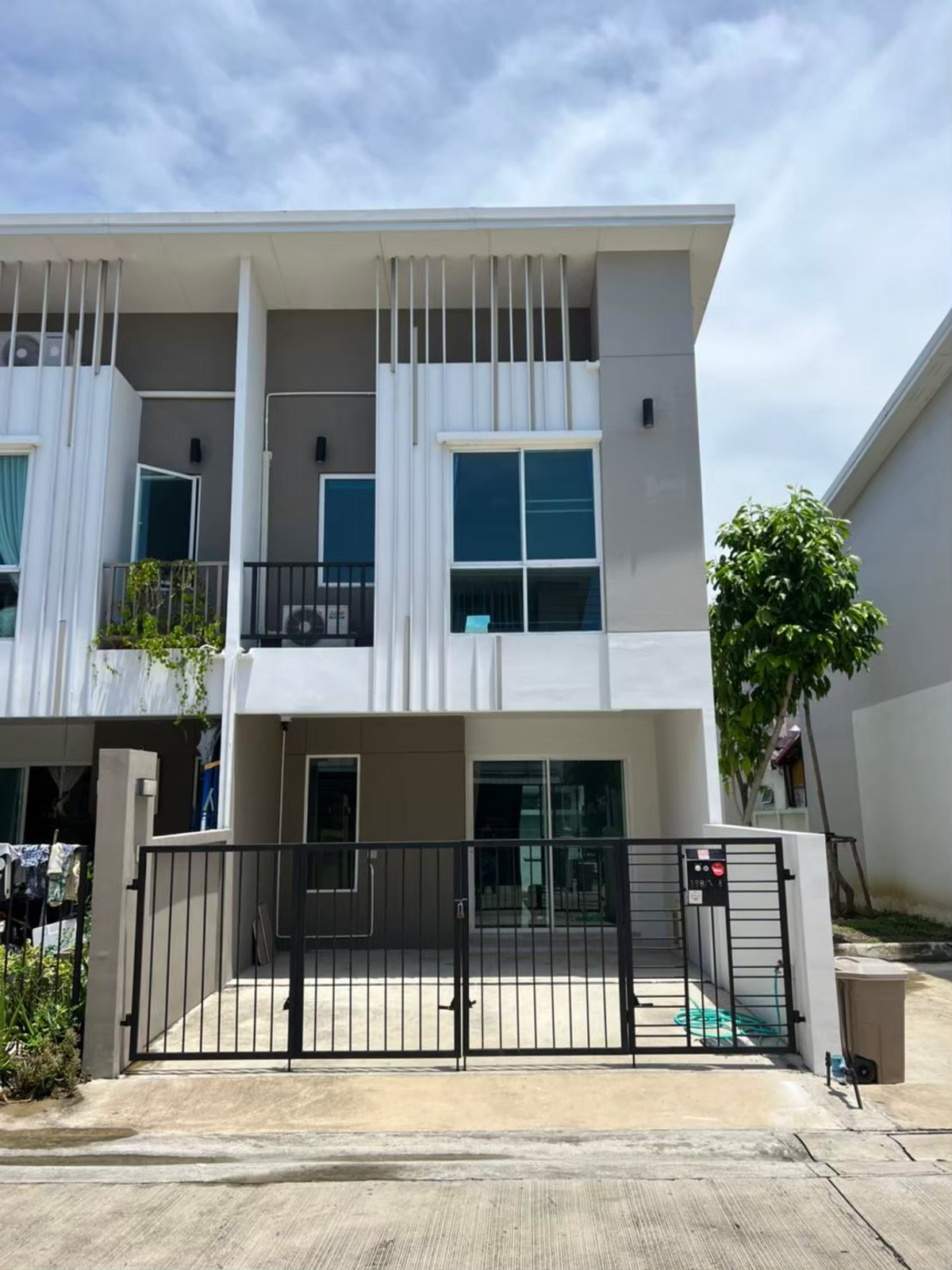 For RentTownhomePhutthamonthon, Salaya : Townhome for rent, decorated and ready to move in. Forre Village, Salaya (road behind Mahidol University and Rajamangala University of Technology Rattanakosin)