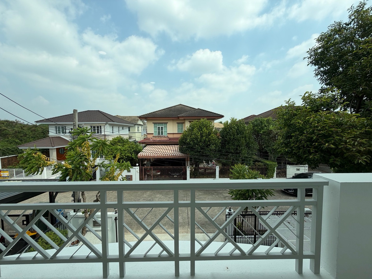 For SaleHouseKasetsart, Ratchayothin : Nantawan Watcharaphon - Phahonyothin ✨ Newly renovated entire house, white, clean, luxurious, ready to move in.