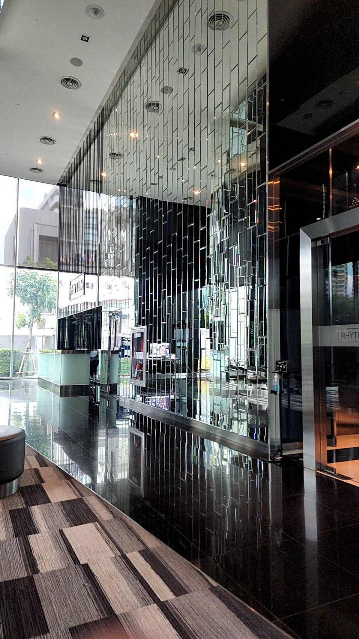 For RentCondoSathorn, Narathiwat : (Not accepting agents) For rent RHYTHM SATHORN NARATHIWAS 20,000B/MONTH Ready to move in, contact ID jubilojoy1