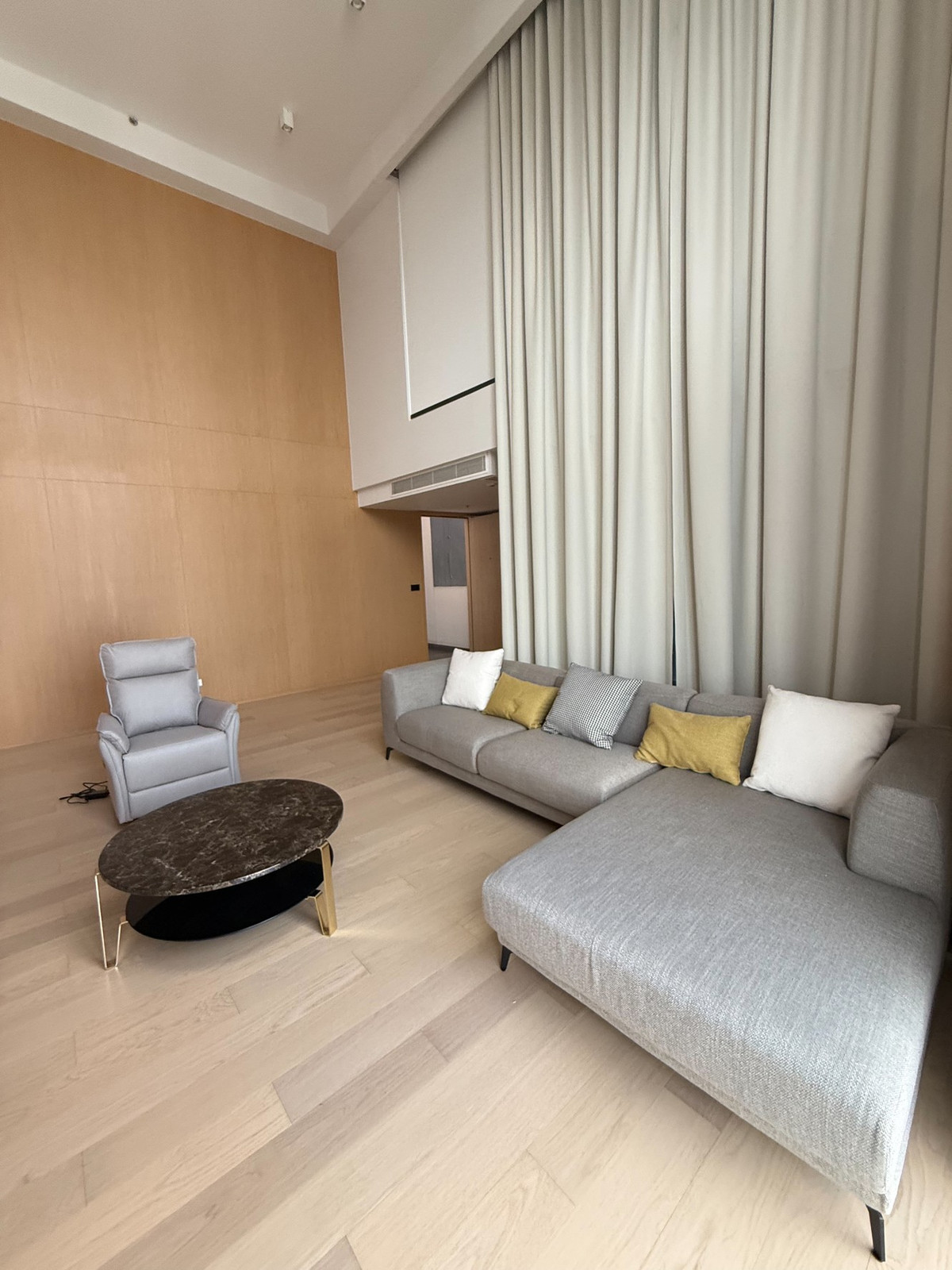 คอนโดสีลม ศาลาแดง บางรัก : 🌇 The Lofts Silom Duplex เพดานสูง Double Volume พร้อมแสงธรรมชาติสวยงาม