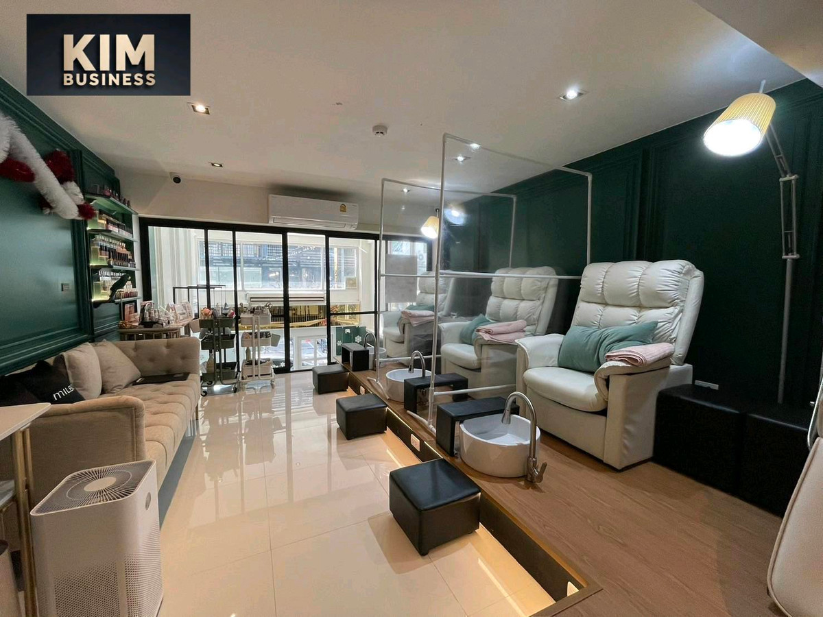 For LeaseholdRetail SpaceAri,Anusaowaree : [ENG/【下方为中文】 BELOW]💈
💈Hair salon for lease and mezzanine for manicures and eyelash extensions
In The Hub Phahonyothin-Ari (near BTS Ari and Saphan Khwai)KIM คิม 𝗟𝗜𝗡𝗘:𝗺𝗶𝗿𝗮𝗴𝗲𝗿𝗶𝗰𝗵𝗰𝗼𝗻𝗱𝗼 Tel: 𝟬𝟲𝟲-𝟬𝟮𝟬-𝟴𝟬𝟭𝟯, 0842914701 