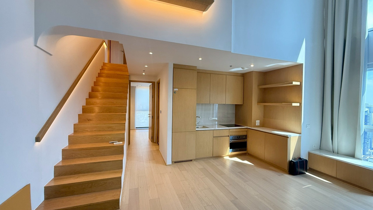 CondoSilom, Saladaeng, Bangrak : 🌇 The Lofts Silom Duplex - Double-volume ceilings with dramatic natural light