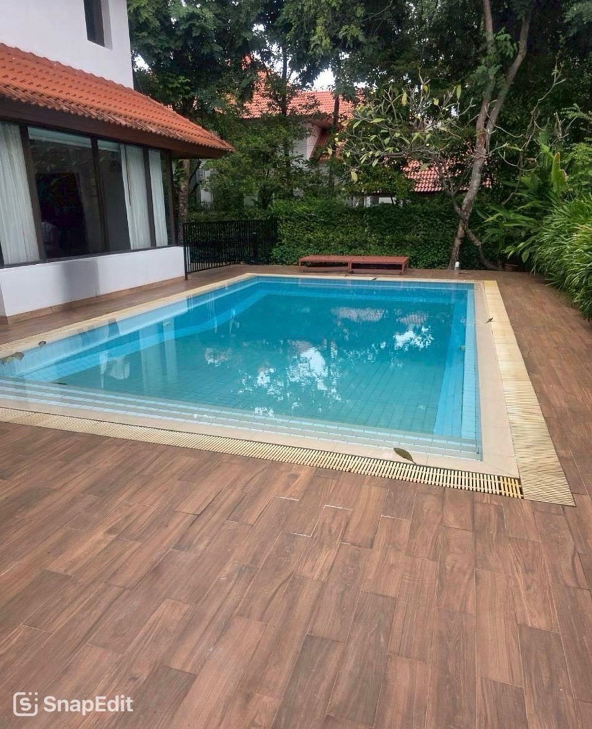 HouseChaengwatana, Muangthong : 📢👇 Newly renovated luxury home with a private pool, located in a quiet and leafy compound just minutes from ISB. Perfect for families seeking comfort, privacy, and convenient access to international schools.