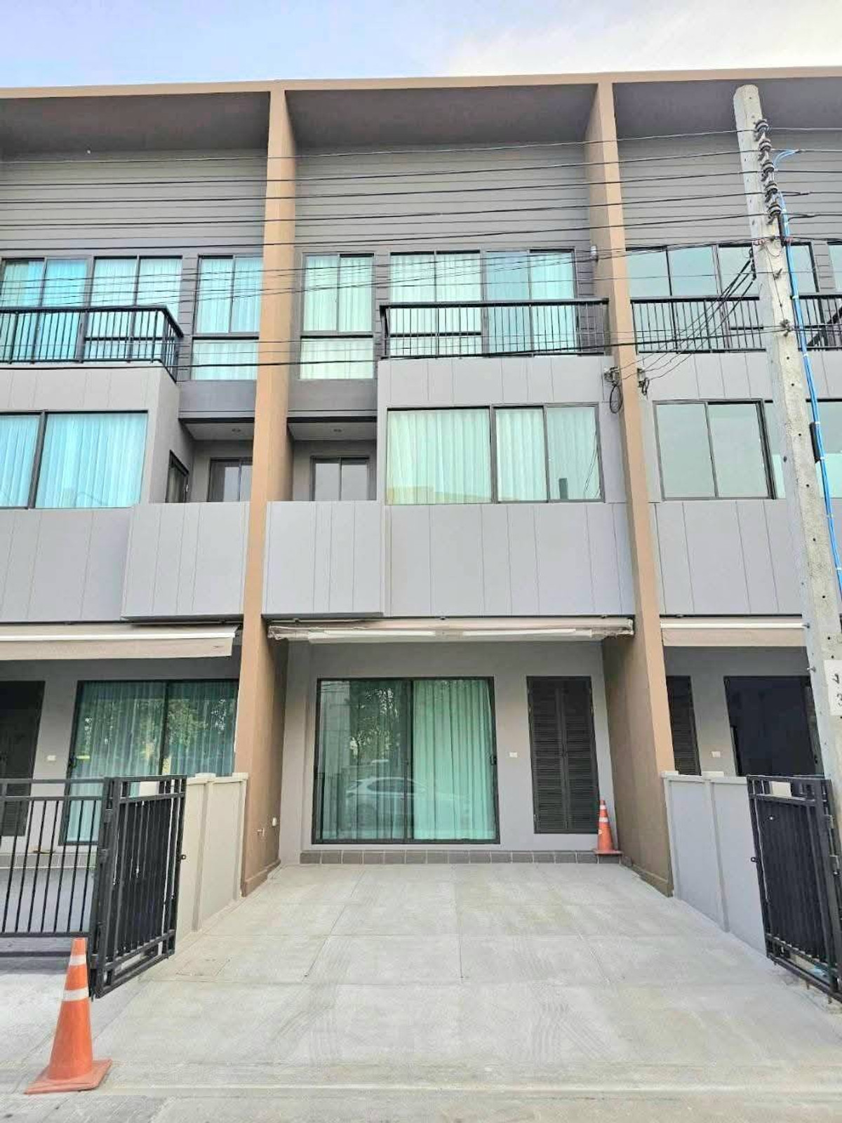 For RentTownhomeMin Buri, Romklao : 💥CP-9605💥 3-storey townhouse for rent, Baan Klang Muang, Rama 9 - Krungthep Kreetha 👉 Add Line @expertcondo