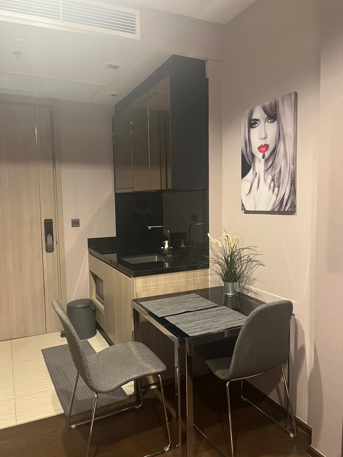 For RentCondoRatchathewi,Phayathai : For rent: The line ratchathewi, 1 bedroom, 1 bathroom (special price) 35 square meters.