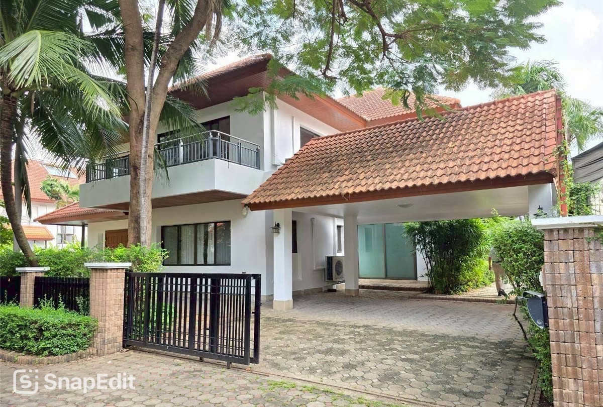 HouseChaengwatana, Muangthong : 📢👇 Newly renovated luxury home with a private pool, located in a quiet and leafy compound just minutes from ISB. Perfect for families seeking comfort, privacy, and convenient access to international schools.