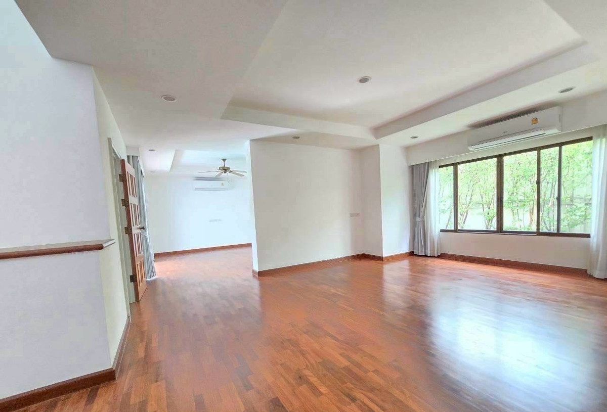 HouseChaengwatana, Muangthong : 📢👇 Newly renovated luxury home with a private pool, located in a quiet and leafy compound just minutes from ISB. Perfect for families seeking comfort, privacy, and convenient access to international schools.