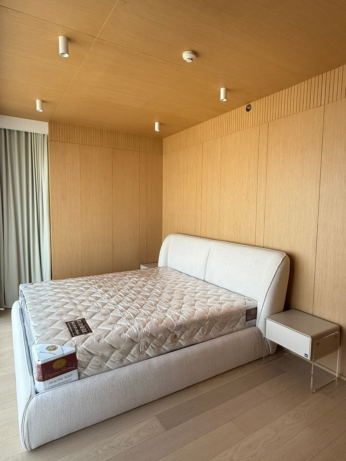 คอนโดสีลม ศาลาแดง บางรัก : 🌇 The Lofts Silom Duplex เพดานสูง Double Volume พร้อมแสงธรรมชาติสวยงาม