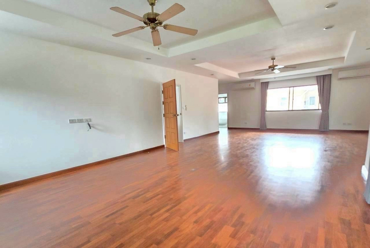 HouseChaengwatana, Muangthong : 📢👇 Newly renovated luxury home with a private pool, located in a quiet and leafy compound just minutes from ISB. Perfect for families seeking comfort, privacy, and convenient access to international schools.