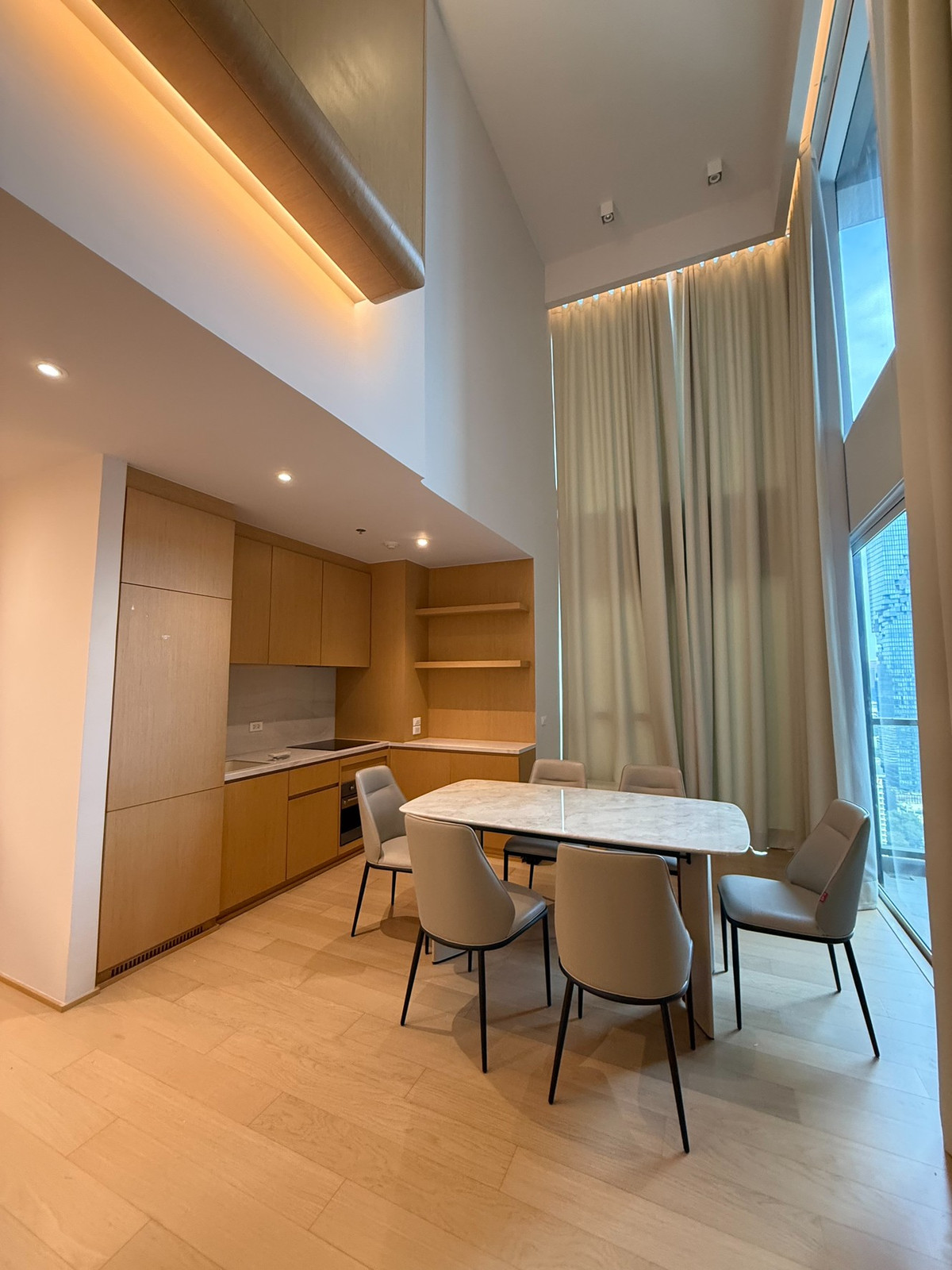 คอนโดสีลม ศาลาแดง บางรัก : 🌇 The Lofts Silom Duplex เพดานสูง Double Volume พร้อมแสงธรรมชาติสวยงาม