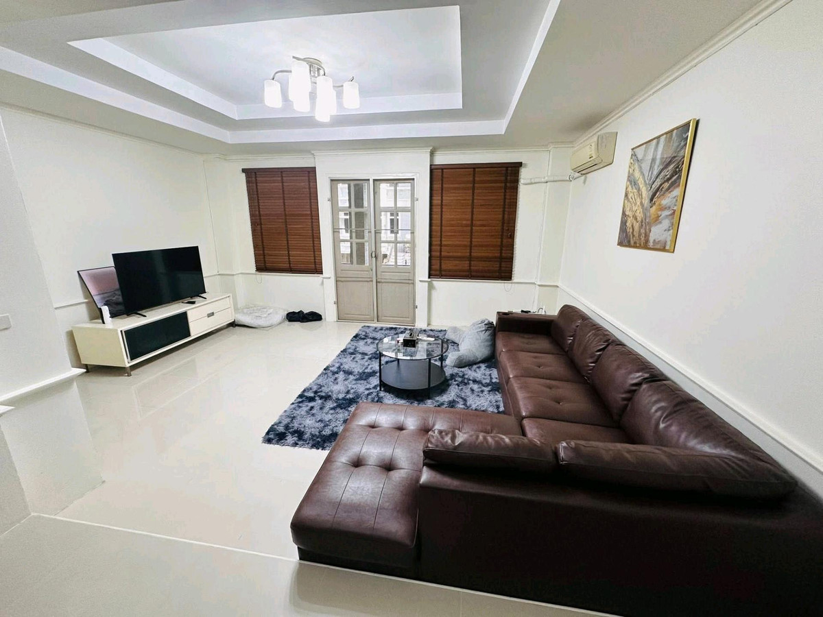 ให้เช่าทาวน์โฮมสุขุมวิท อโศก ทองหล่อ : 📌 ทำเลดี เดินทางสะดวก เข้า–ออกได้หลายเส้นทาง ทั้งสุขุมวิท อโศก เอกมัย ทองหล่อ