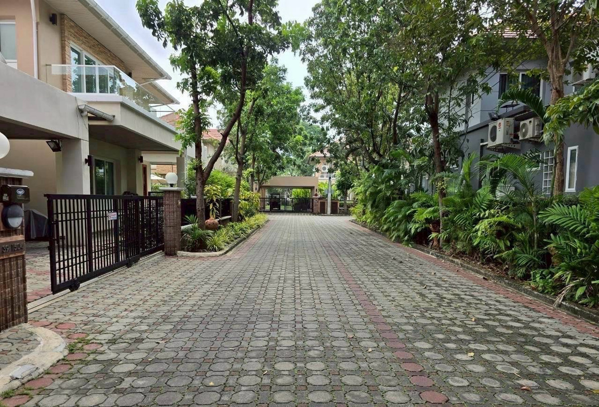 HouseChaengwatana, Muangthong : 📢👇 Newly renovated luxury home with a private pool, located in a quiet and leafy compound just minutes from ISB. Perfect for families seeking comfort, privacy, and convenient access to international schools.