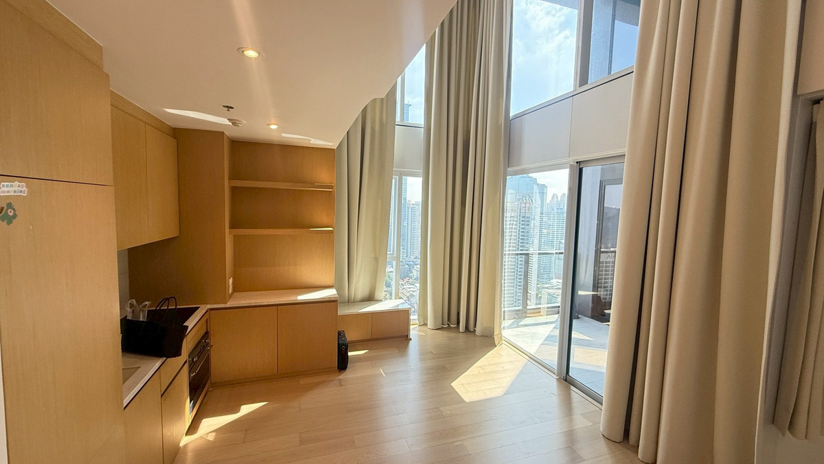 คอนโดสีลม ศาลาแดง บางรัก : 🌇 The Lofts Silom Duplex เพดานสูง Double Volume พร้อมแสงธรรมชาติสวยงาม