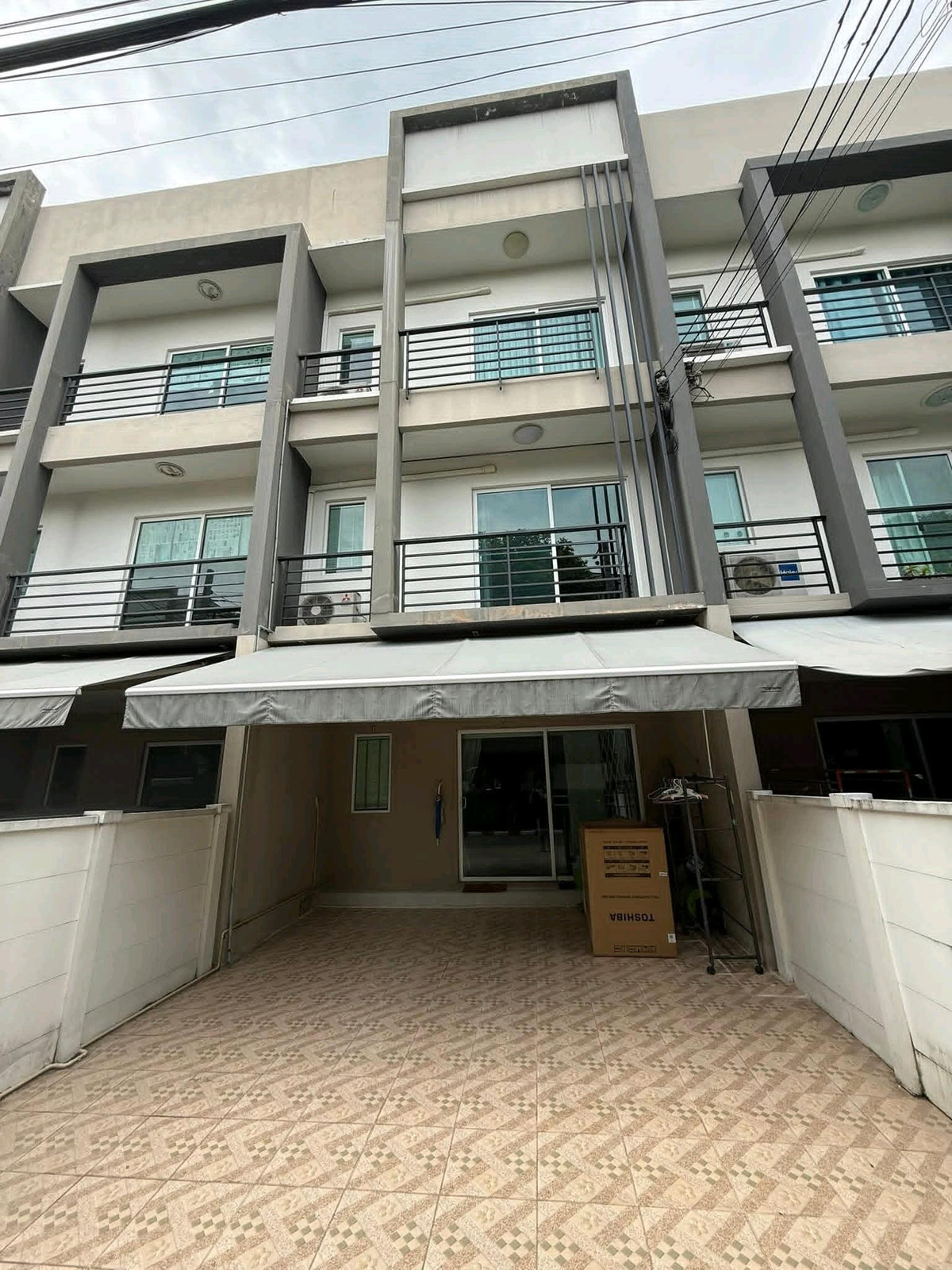 For RentTownhomeOnnut, Udomsuk : 📍 Very good location, near BTS On Nut, only 1.9 km. ✨ Beautiful house, built-in furniture throughout. Ready to move in