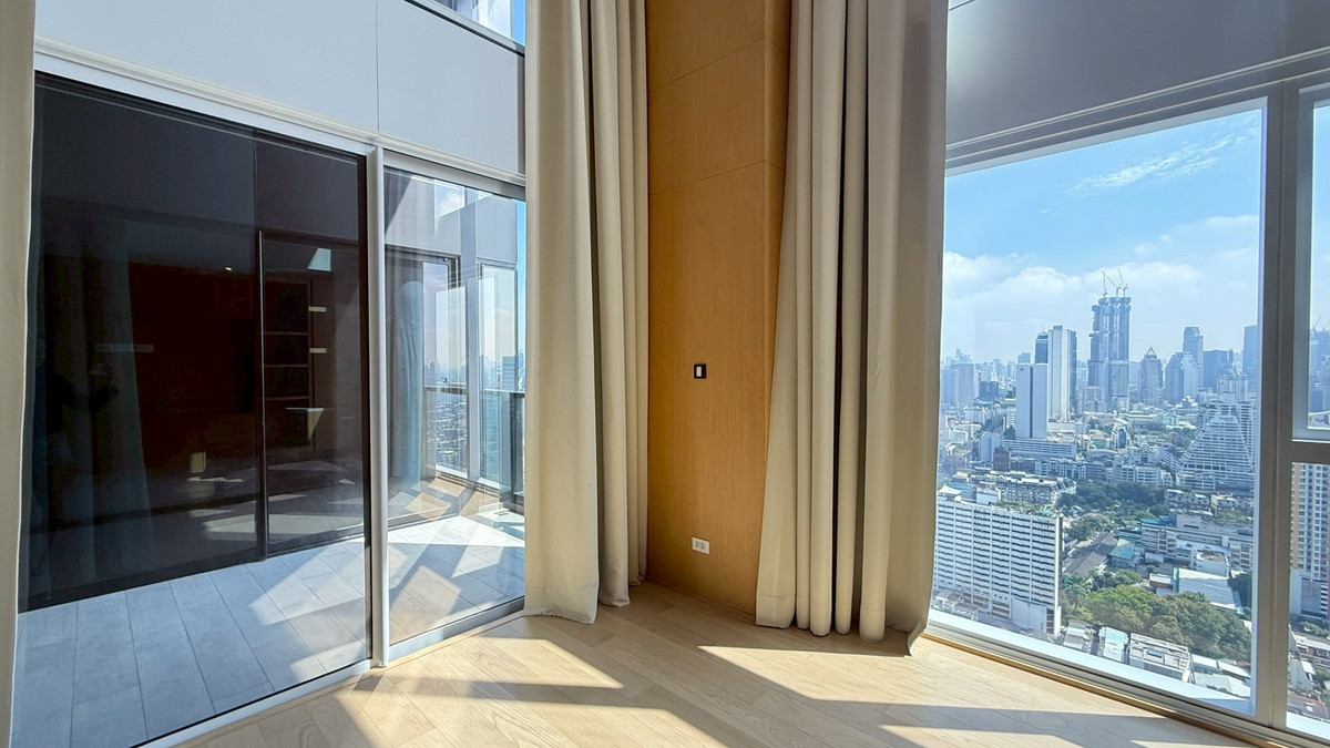 คอนโดสีลม ศาลาแดง บางรัก : 🌇 The Lofts Silom Duplex เพดานสูง Double Volume พร้อมแสงธรรมชาติสวยงาม