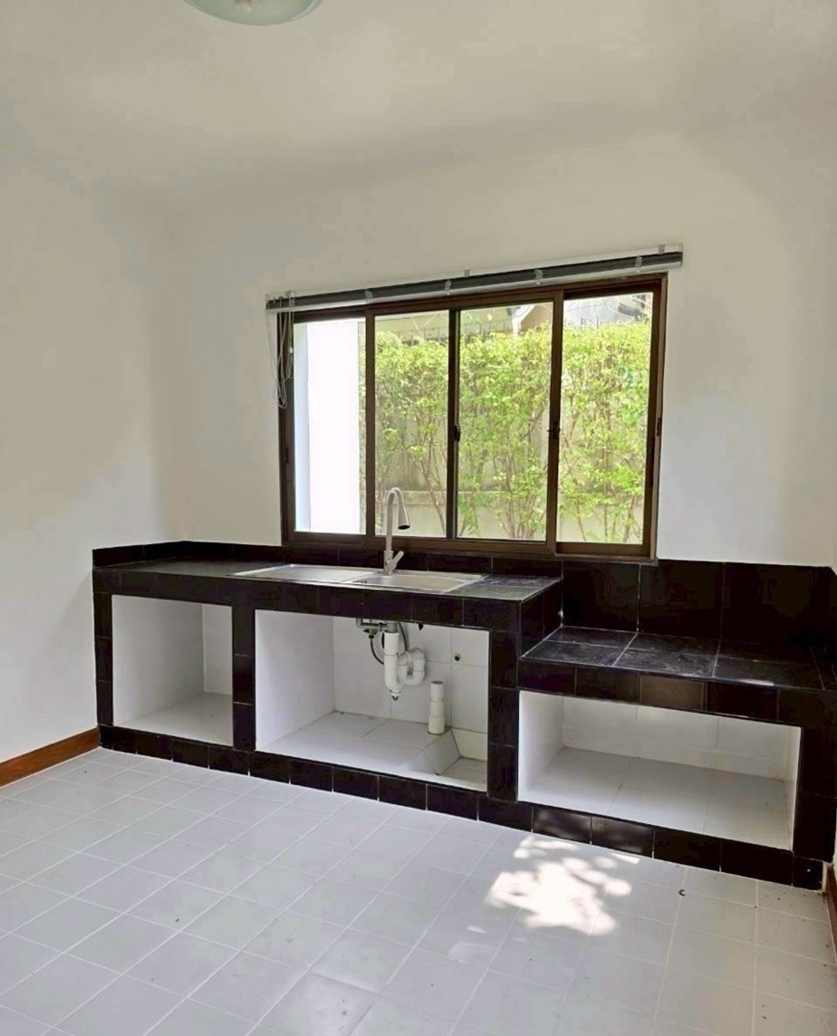 HouseChaengwatana, Muangthong : 📢👇 Newly renovated luxury home with a private pool, located in a quiet and leafy compound just minutes from ISB. Perfect for families seeking comfort, privacy, and convenient access to international schools.