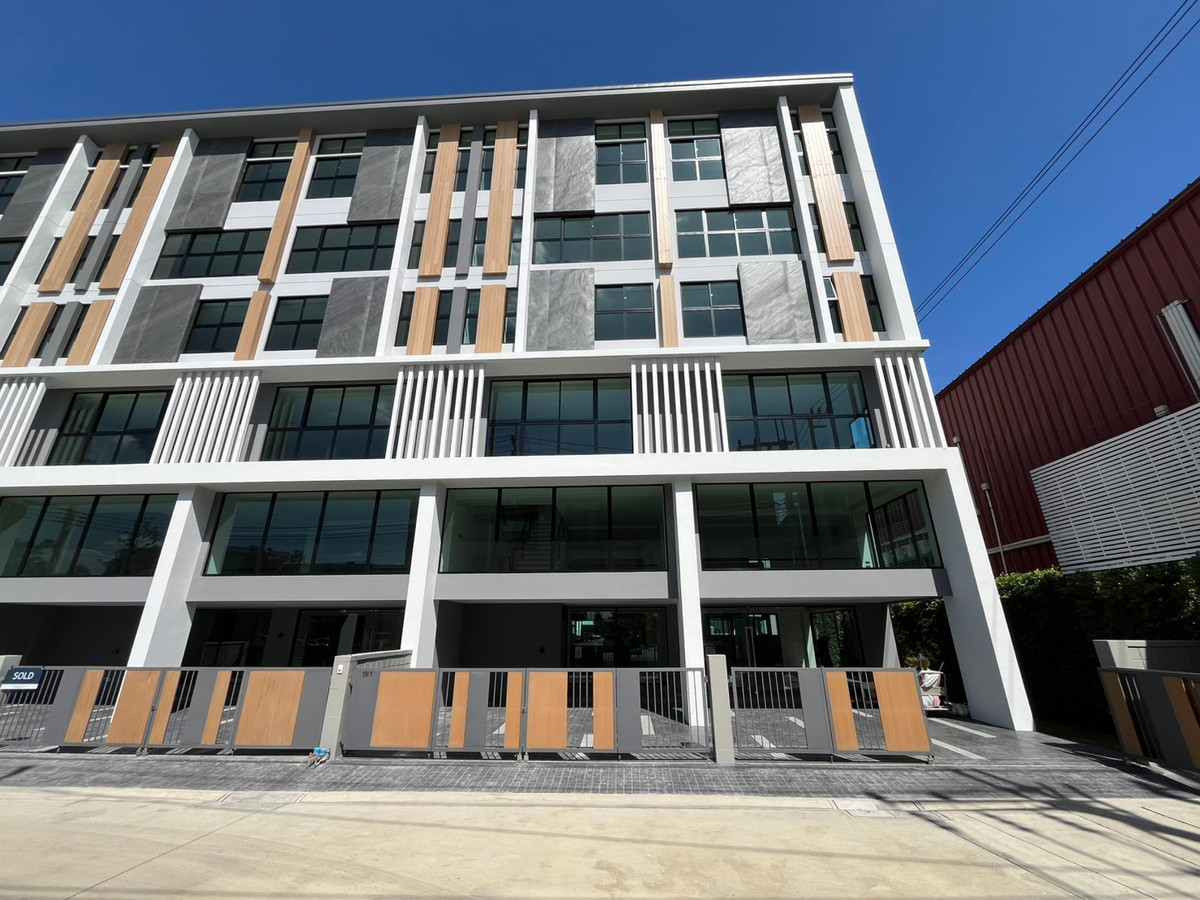 For SaleHome OfficePattanakan, Srinakarin : 🏢 Selling DUO LOFT, corner plot @ Nirvana @Work Krungthep Kreetha, premium design office building. For businesses that need a modern image and large usable space.