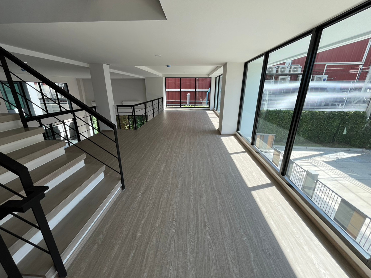 For SaleHome OfficePattanakan, Srinakarin : 🏢 Selling DUO LOFT, corner plot @ Nirvana @Work Krungthep Kreetha, premium design office building. For businesses that need a modern image and large usable space.