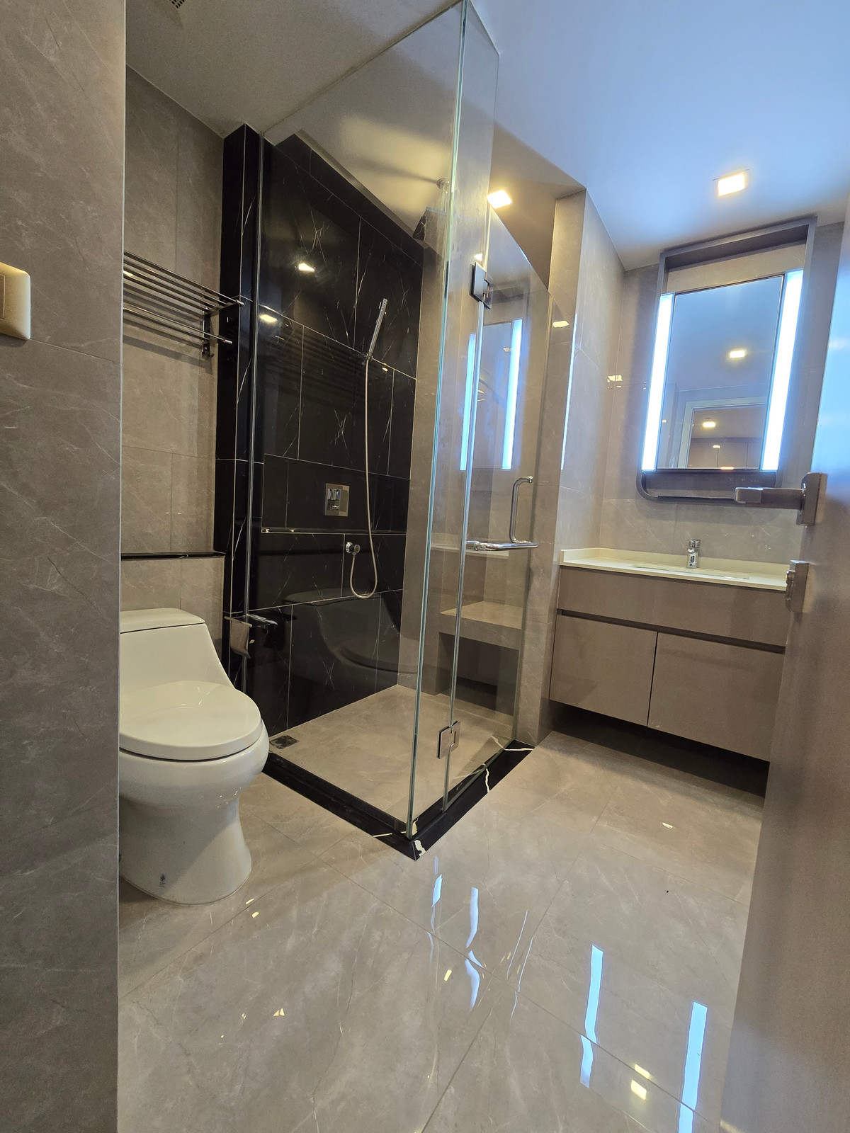 ขายคอนโดพระราม 9 เพชรบุรีตัดใหม่ RCA : คอนโดหรู ONE 9 FIVE อโศก-พระราม 9 High Rise ชั้น 56 ขนาด 36.01 ตรม. 
*ต่ำกว่าทุน* ห้องใหม่ ไม่เคยอยู่  