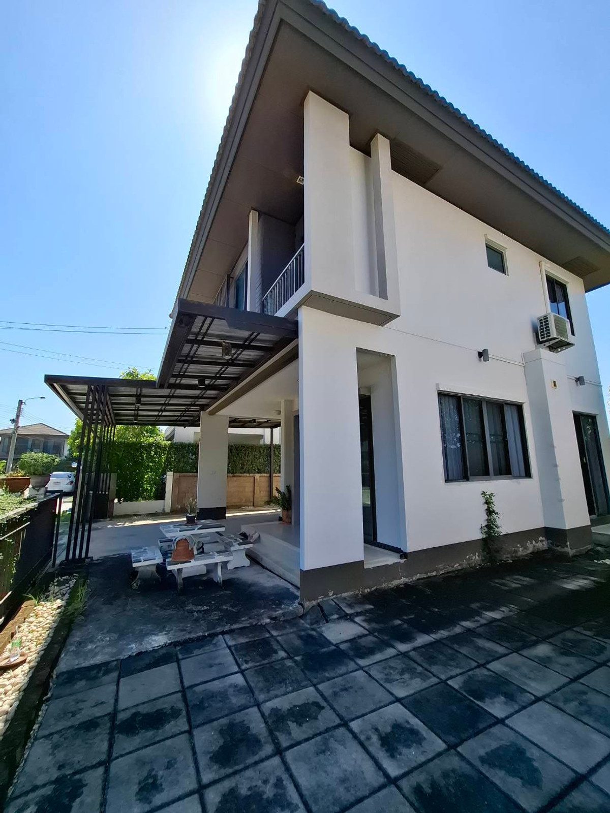 For SaleHouseNawamin, Ramindra : Bored with life in a cramped condo or house where you have to wait every night for parking? Wide main road, close to the expressway at Habitia Orbit Hathairat.