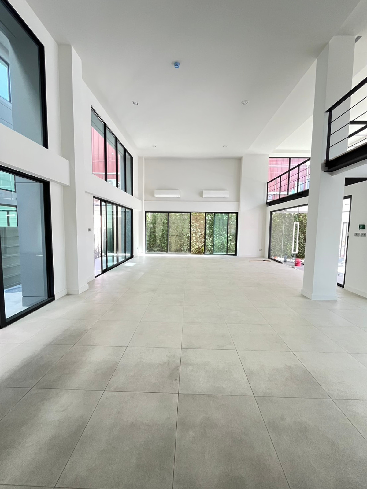 For SaleHome OfficePattanakan, Srinakarin : 🏢 Selling DUO LOFT, corner plot @ Nirvana @Work Krungthep Kreetha, premium design office building. For businesses that need a modern image and large usable space.