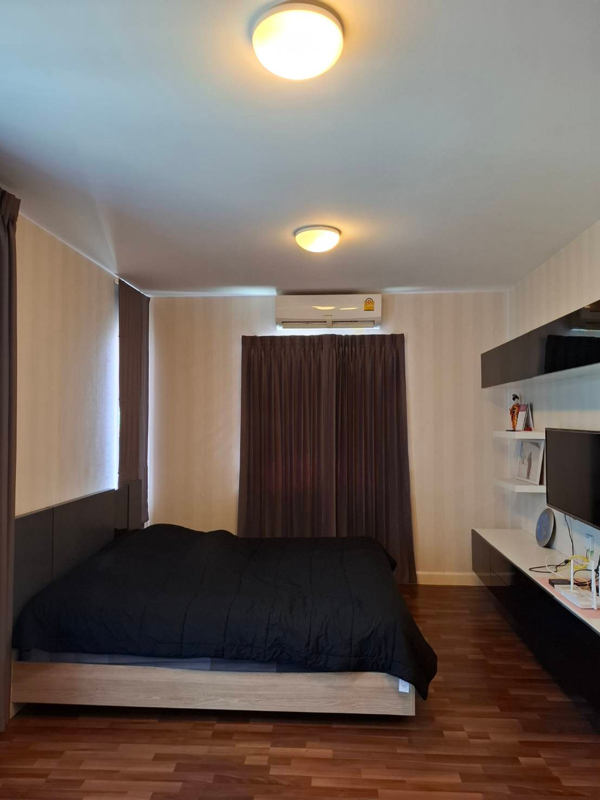 For SaleHouseNawamin, Ramindra : Bored with life in a cramped condo or house where you have to wait every night for parking? Wide main road, close to the expressway at Habitia Orbit Hathairat.