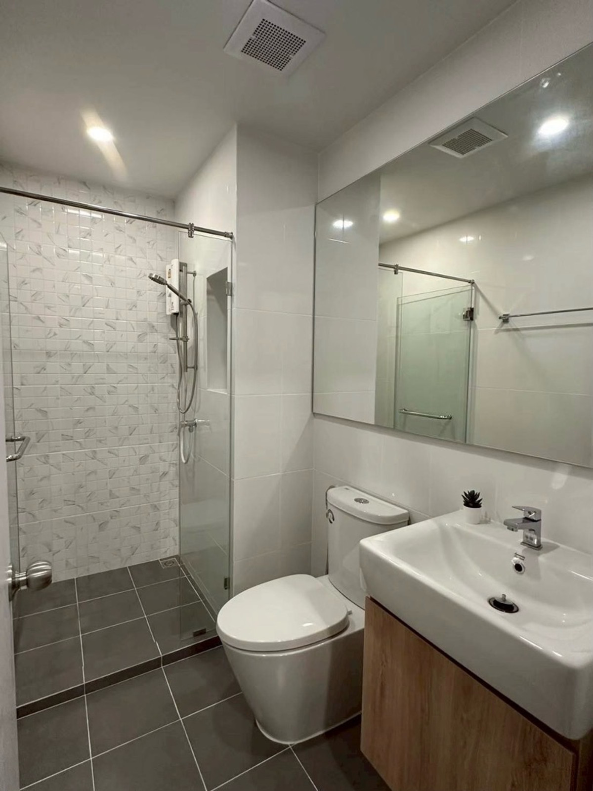 ให้เช่าคอนโดปิ่นเกล้า จรัญสนิทวงศ์ : @condocurator📍ให้เช่า Chawathai Pinklao เฟอร์นิเจอร์ครบ มีเครื่องซักผ้า [PM4341]