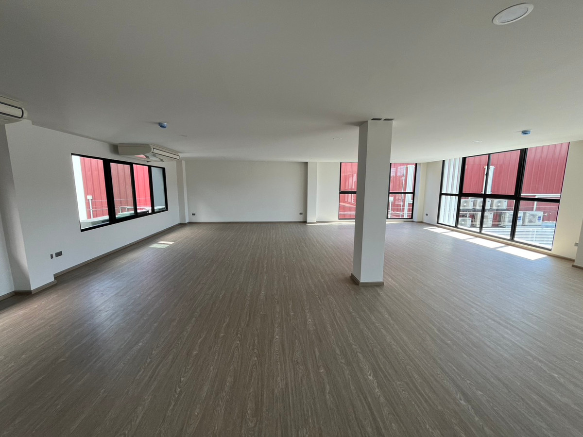 For SaleHome OfficePattanakan, Srinakarin : 🏢 Selling DUO LOFT, corner plot @ Nirvana @Work Krungthep Kreetha, premium design office building. For businesses that need a modern image and large usable space.