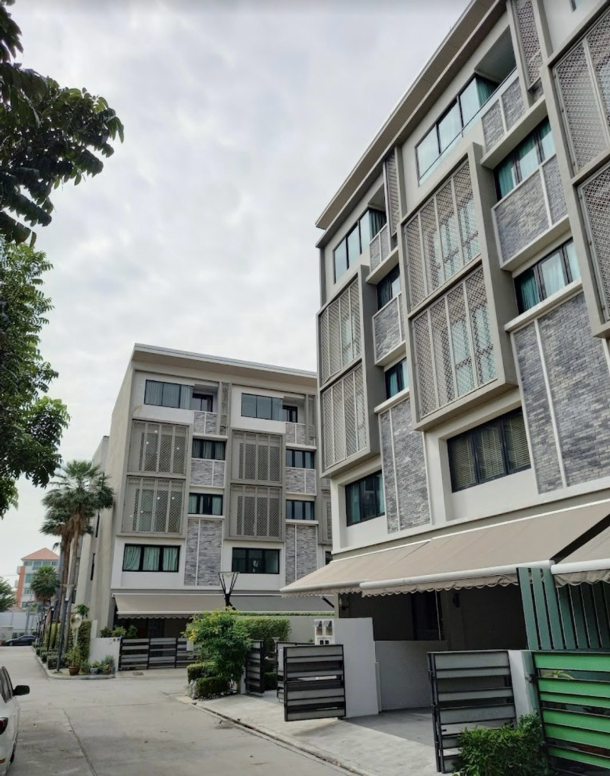 For RentTownhomeRama3 (Riverside),Satupadit : 3