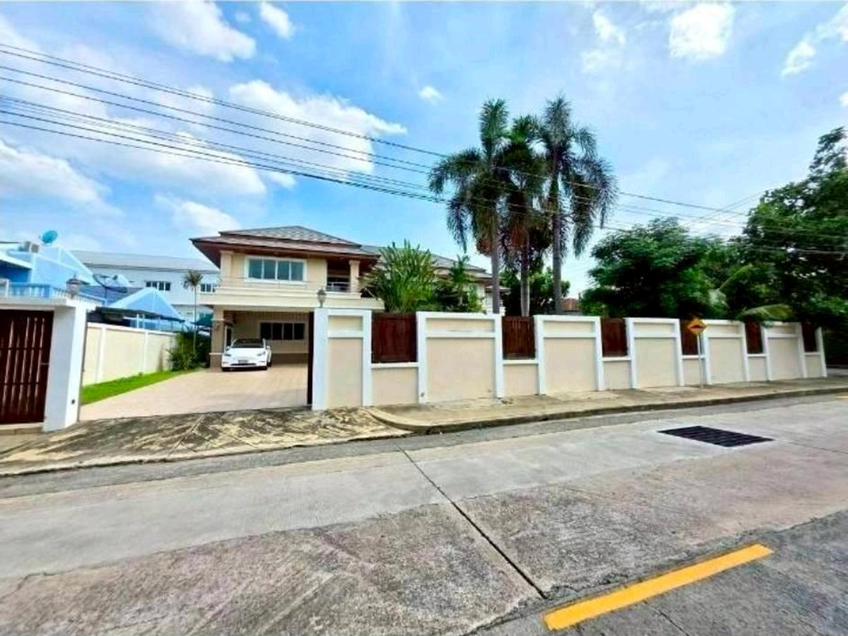 ให้เช่าบ้านพัฒนาการ ศรีนครินทร์ : Panya village Pattanakarn 30 • 5 Bedrooms • 6 bathrooms 240 Sq.wah With Private Swimming pool 🏊🏻‍♀️