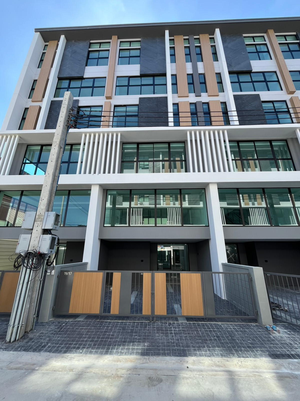 For SaleTownhomePattanakan, Srinakarin : 🔥 Urgent! Home office Nirvana@Work Krungthep Kreetha - Plot 17, hottest location in the zone, price only 16.9 million. Interested in buying at a special discount, call 087-808-3690 — Rare Item !