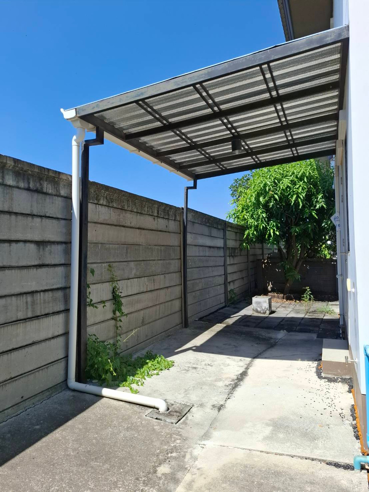 For SaleHouseNawamin, Ramindra : Bored with life in a cramped condo or house where you have to wait every night for parking? Wide main road, close to the expressway at Habitia Orbit Hathairat.