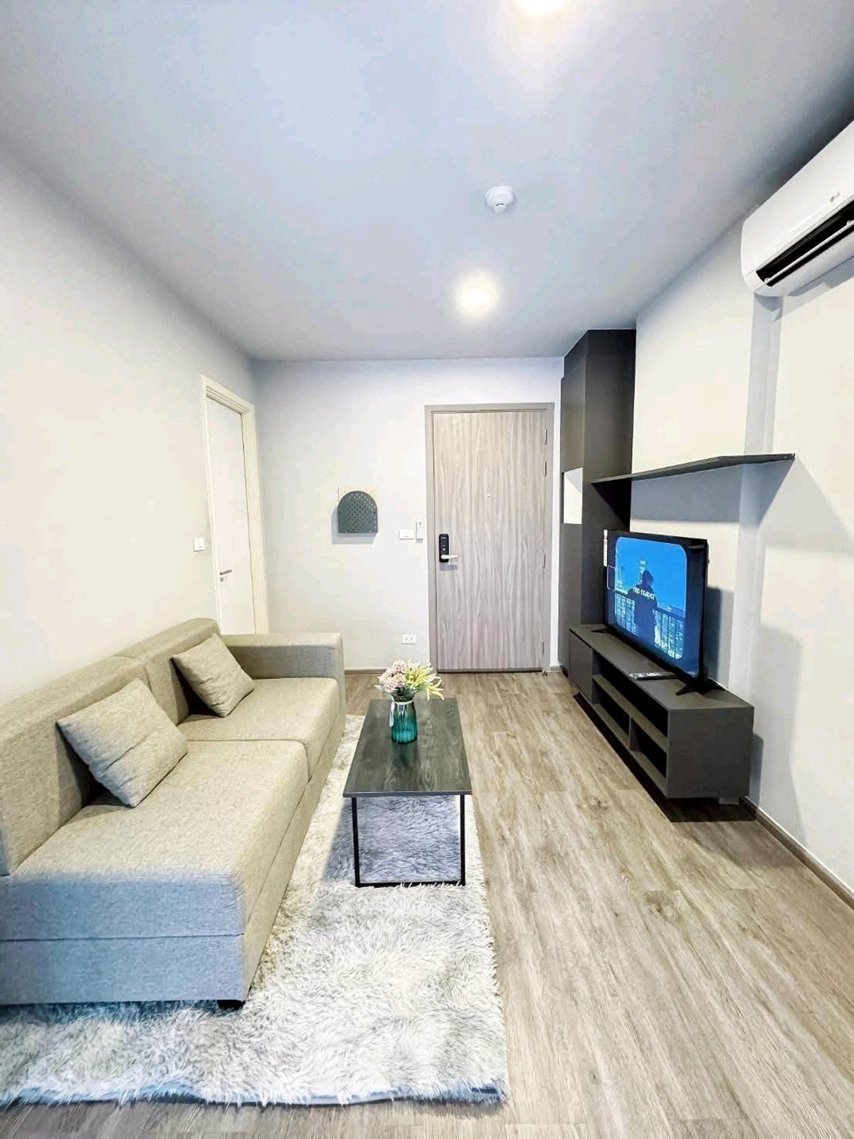 ให้เช่าคอนโดพระราม 9 เพชรบุรีตัดใหม่ RCA : ทำเลเด่น ราคาดีที่สุดในโซนนี้ รีบจองก่อนหลุด! เฟอร์นิเจอร์ & เครื่องใช้ไฟฟ้าครบ พร้อมเข้าอยู่ได้ทันที