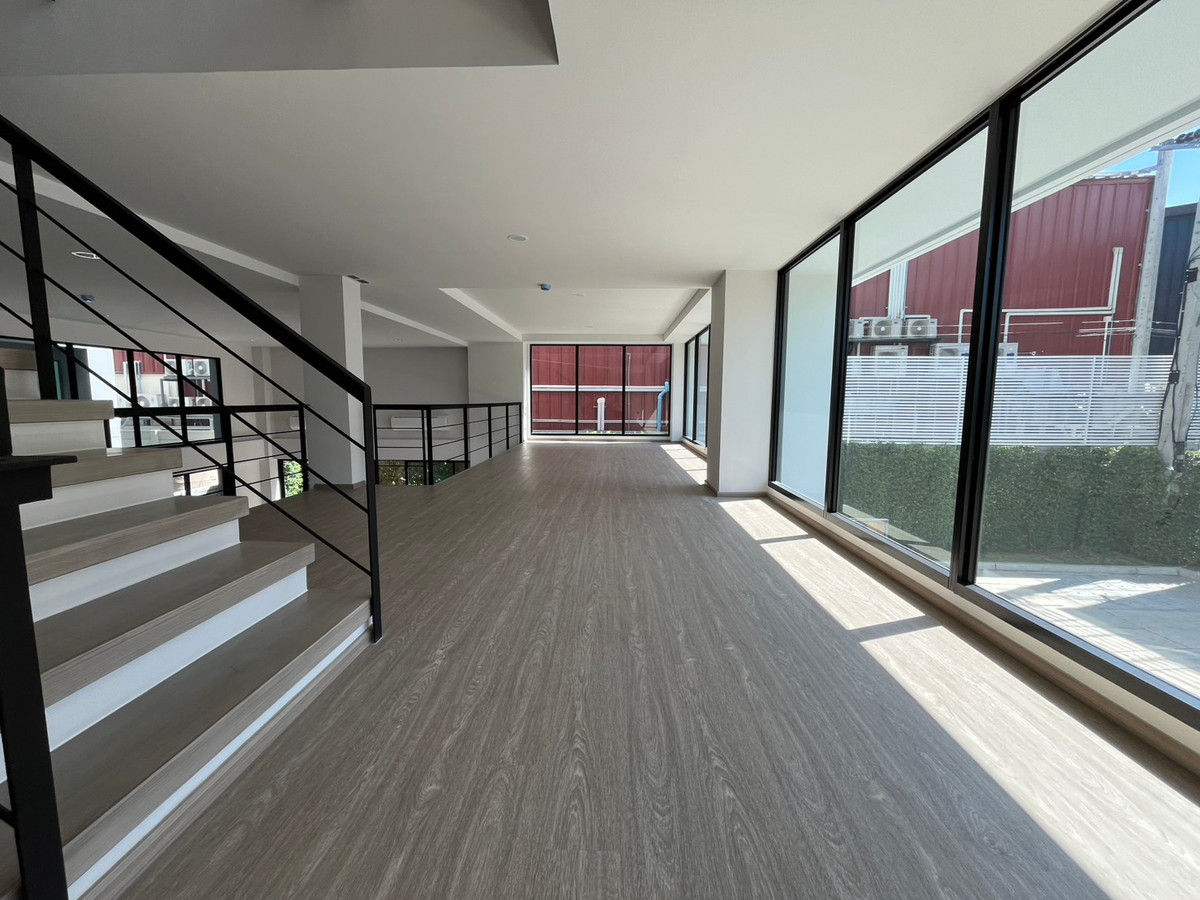For SaleHome OfficePattanakan, Srinakarin : 🏢 Selling DUO LOFT, corner plot @ Nirvana @Work Krungthep Kreetha, premium design office building. For businesses that need a modern image and large usable space.