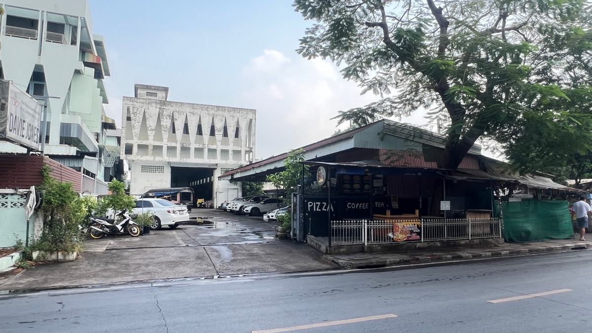 ขายโกดังปิ่นเกล้า จรัญสนิทวงศ์ : ขายที่ดินพร้อมอาคารโกดัง ติดถนนชัยฤกษ์ , เนื้อที่ 4 ไร่ 2 งาน 30 ตร.ว. (1830 ตร.ว.) 