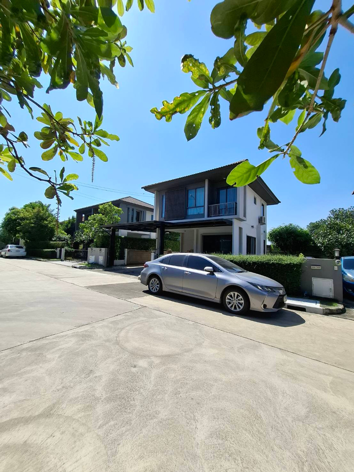 For SaleHouseNawamin, Ramindra : Bored with life in a cramped condo or house where you have to wait every night for parking? Wide main road, close to the expressway at Habitia Orbit Hathairat.