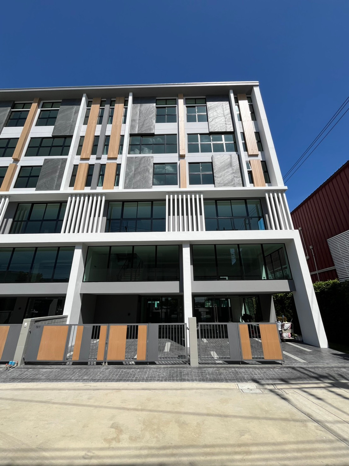 For SaleHome OfficePattanakan, Srinakarin : 🏢 Selling DUO LOFT, corner plot @ Nirvana @Work Krungthep Kreetha, premium design office building. For businesses that need a modern image and large usable space.