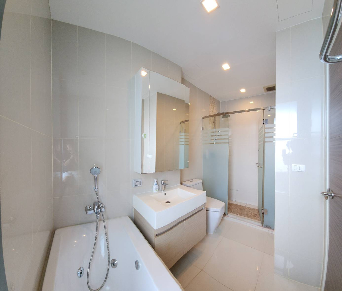 ขายคอนโดพระราม 9 เพชรบุรีตัดใหม่ RCA : Q Asoke / ห้องตำแหน่งมุมพิเศษ เป็นส่วนตัวไม่ติดใคร ติด MRT เพชรบุรี / 2 ห้องนอน 60 ตร.ม. โทร 0937890899