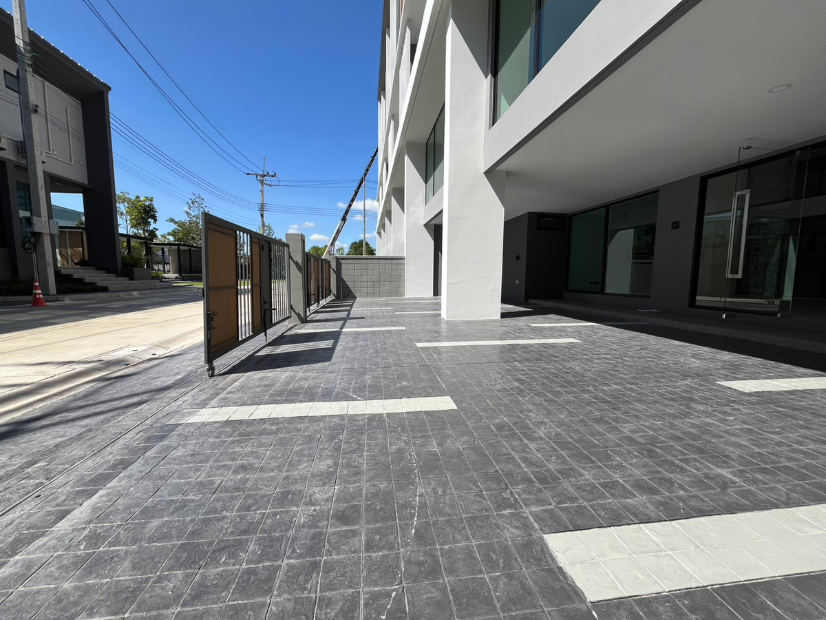 For SaleHome OfficePattanakan, Srinakarin : 🏢 Selling DUO LOFT, corner plot @ Nirvana @Work Krungthep Kreetha, premium design office building. For businesses that need a modern image and large usable space.