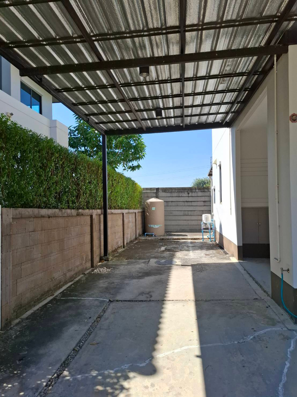 For SaleHouseNawamin, Ramindra : Bored with life in a cramped condo or house where you have to wait every night for parking? Wide main road, close to the expressway at Habitia Orbit Hathairat.