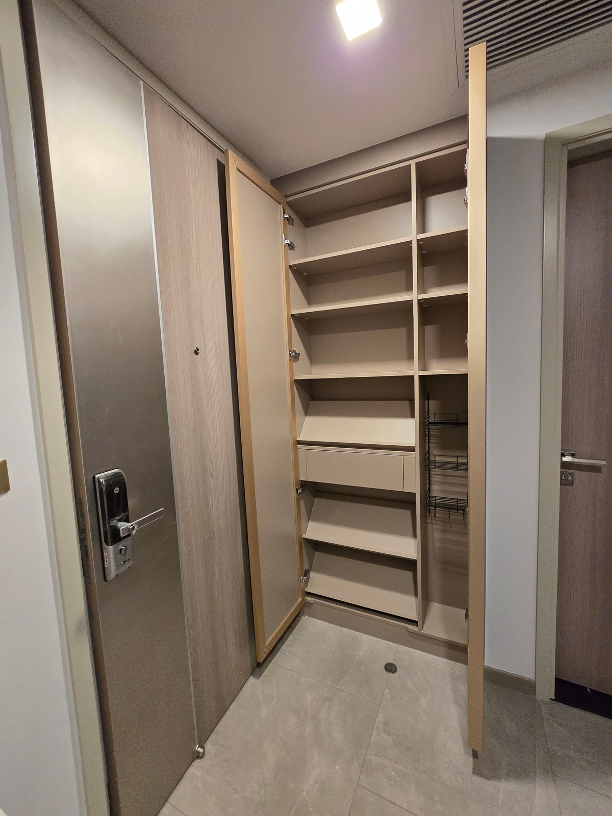 ขายคอนโดพระราม 9 เพชรบุรีตัดใหม่ RCA : คอนโดหรู ONE 9 FIVE อโศก-พระราม 9 High Rise ชั้น 56 ขนาด 36.01 ตรม. 
*ต่ำกว่าทุน* ห้องใหม่ ไม่เคยอยู่  