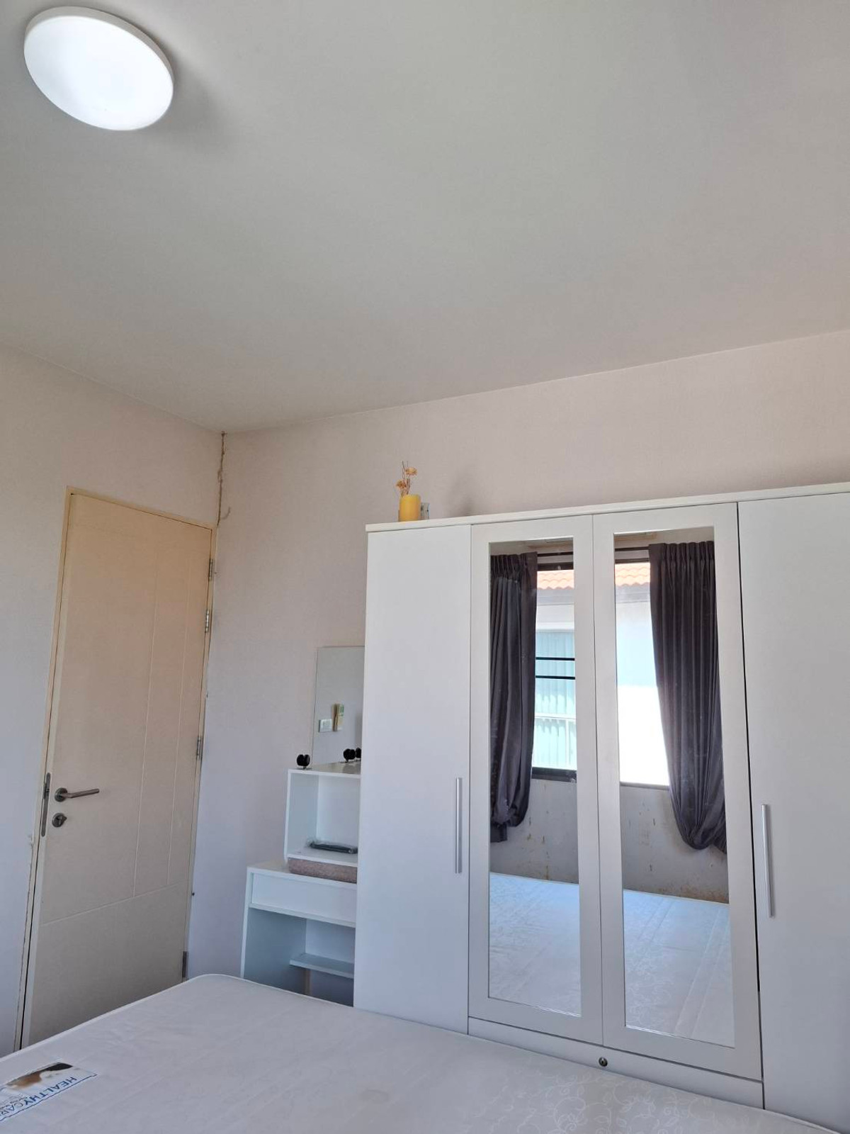 For SaleHouseNawamin, Ramindra : Bored with life in a cramped condo or house where you have to wait every night for parking? Wide main road, close to the expressway at Habitia Orbit Hathairat.